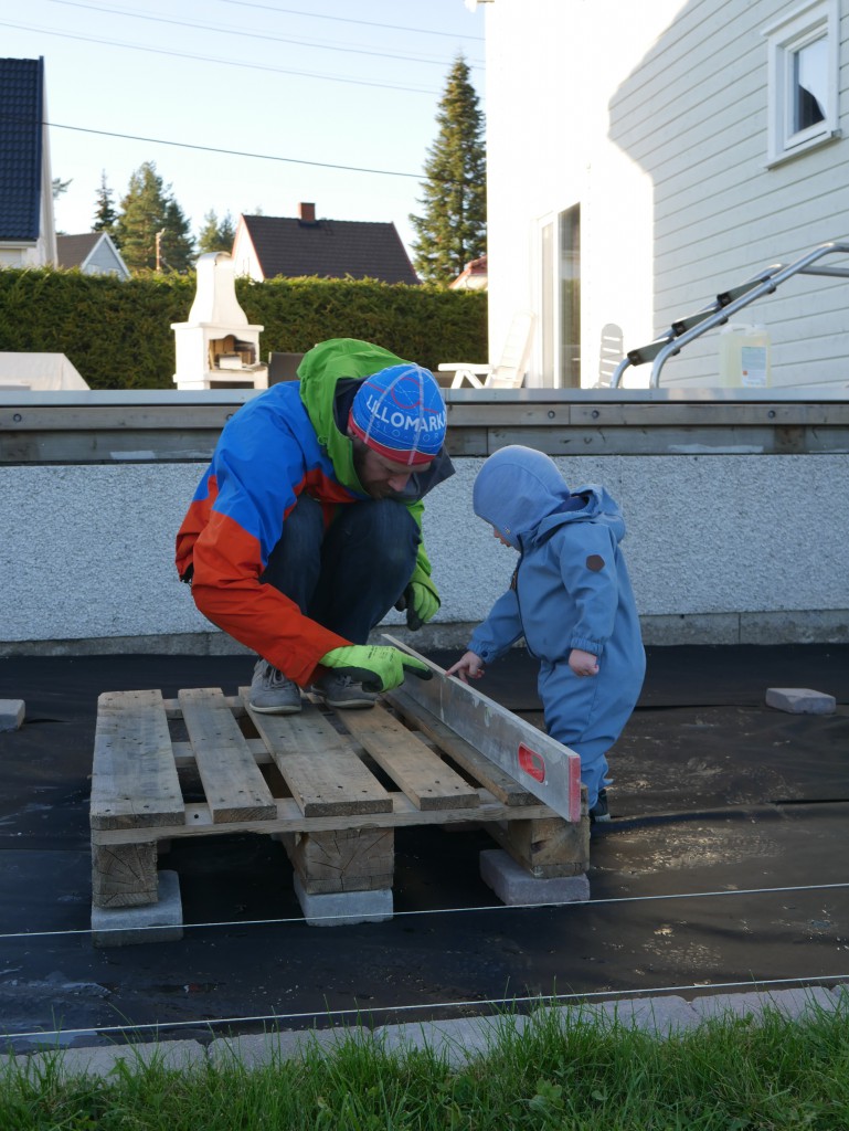 Erik hjælper Brian med køkkenhave projektet