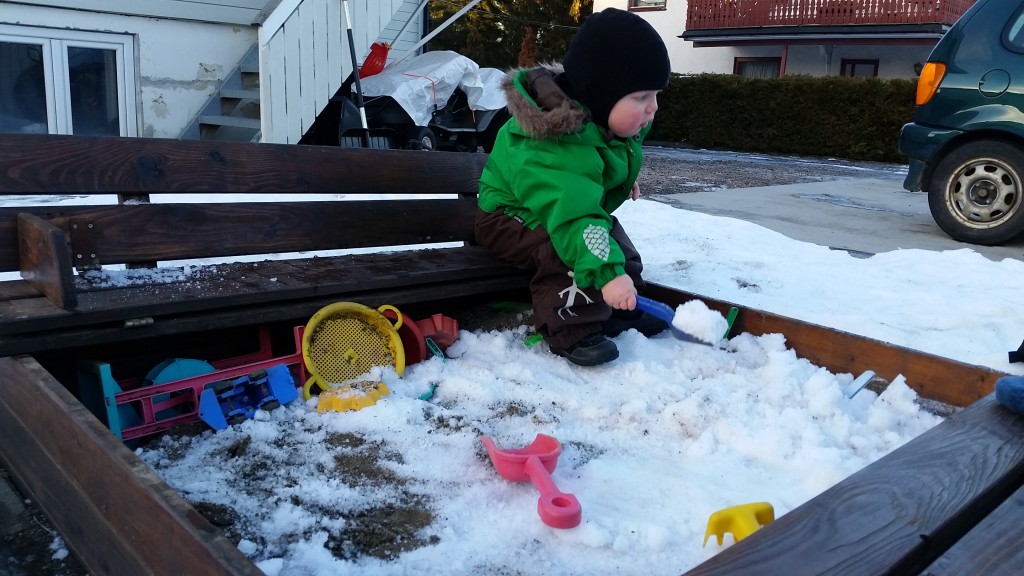 Erik må nøjes med sne i sandkassen, når sandet er frossen