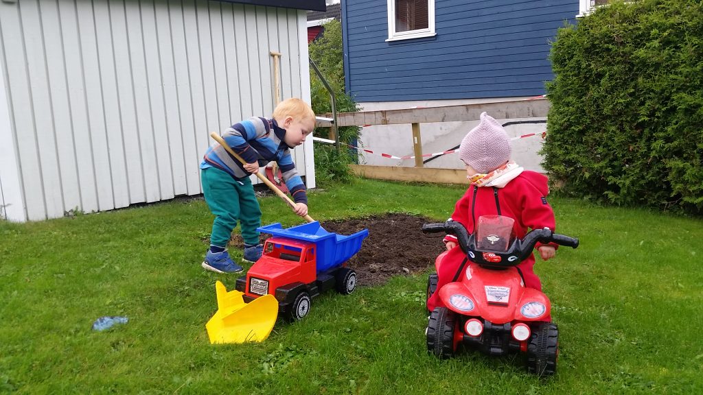 Erik og Ellen i haven, September 2017