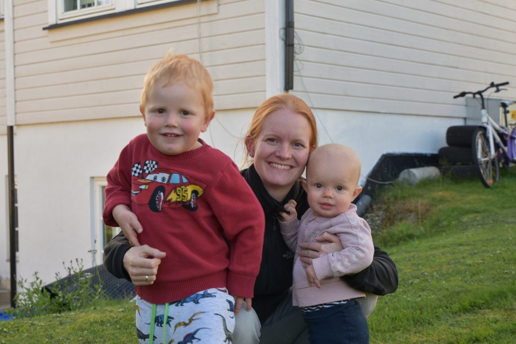 Erik, Malene og Ellen - en sensommerdag i haven