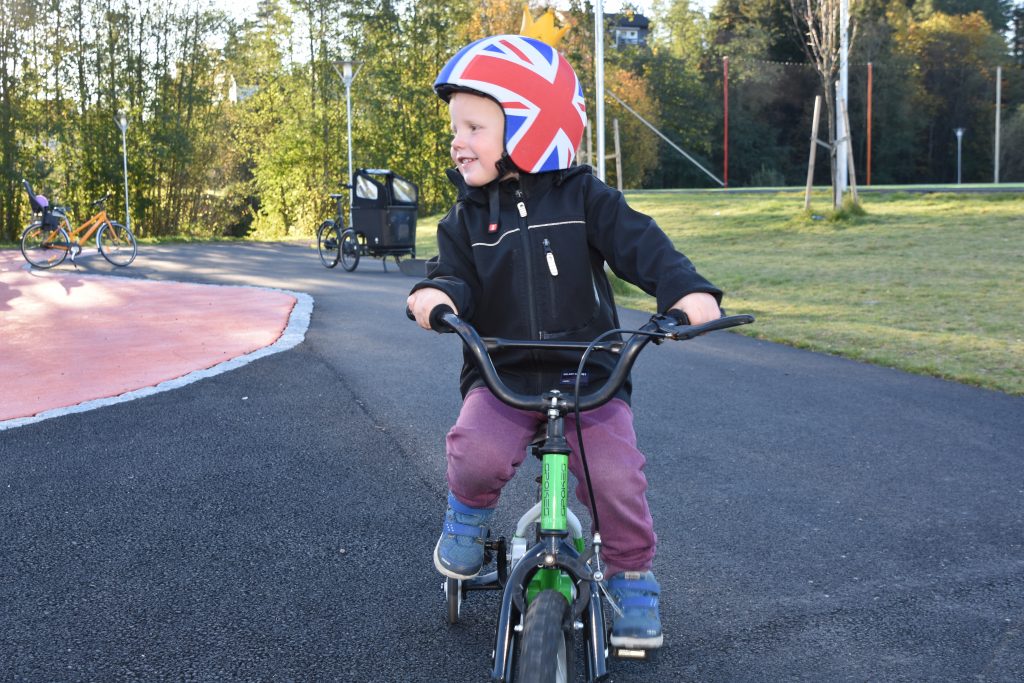 Erik øver sig på pedal cykel - oktober 2017